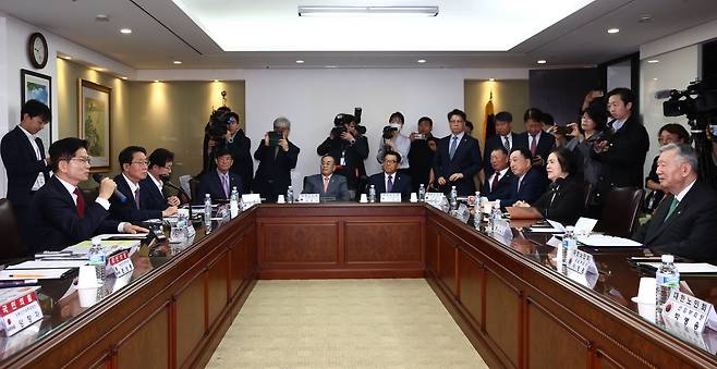 김문수 국민의힘 대통령 후보가 19일 오전 서울 중구 대한노인회에서 열린 간담회에서 인사말을 하고 있다. 오른쪽은 이중근 대한노인회장. 2025.5.19/뉴스1 ⓒ News1 김민지 기자