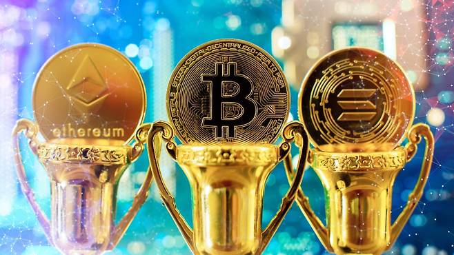 왼쪽부터 솔라나, 비트코인, 이더리움을 주화로 형상화한 이미지. /크립토데일리