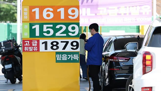 지난 18일 서울의 한 주유소에서 고객이 주유하고 있다./뉴스1