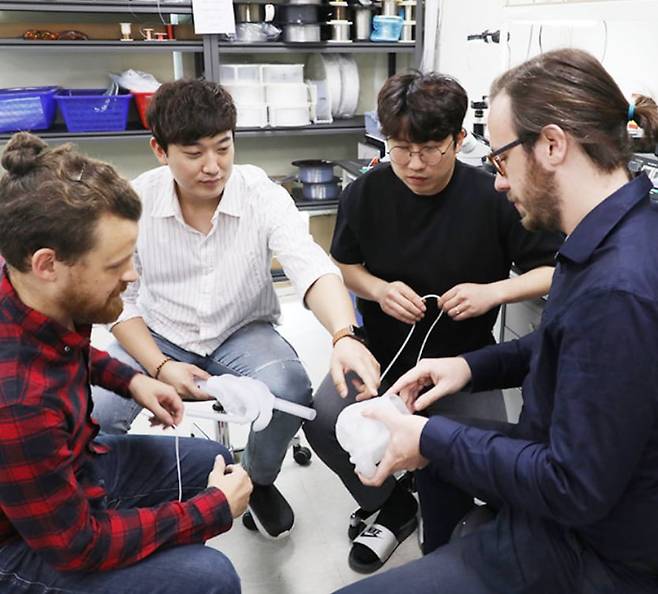 타우메디칼이 세계 처음으로 카테터(얇은 관)를 관상동맥에 넣어 혈관을 따라 심실 중격에 접근해 심장 질환을 치료하는 시술기구를 개발했다. 사진은 타우메디칼 직원들./타우메디칼