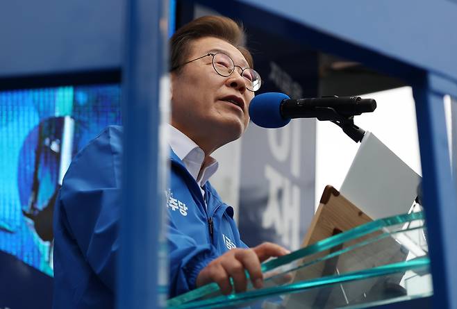 이재명 더불어민주당 대통령 후보가 22일 오후 경남 양산시 양산워터파크공원에서 시민들에게 지지를 호소하고 있다. /뉴스1