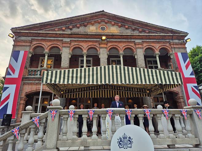 콜린 크룩스 주한 영국대사가 22일 오후 서울 중구 주한영국대사관에서 열린 영국 국왕 찰스 3세 생일 리셉션에서 인사말을 하고 있다. / 김송이 기자