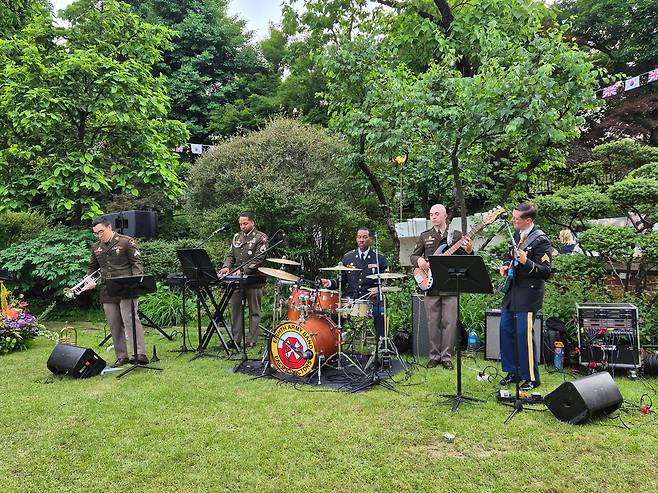 라이브 공연을 진행한 영국 군악대의 모습 / 김송이 기자