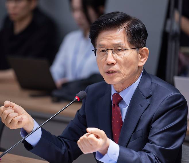 김문수 국민의힘 대통령 후보가 22일 서울 용산구 대한의사협회를 방문해 김택우 의사협회장을 비롯한 회장단과 가진 간담회에서 의정갈등 해소에 대한 입장을 설명하고 있다. /뉴스1