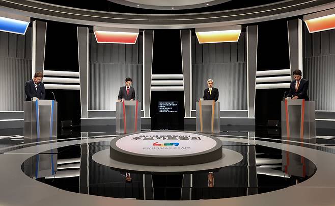 더불어민주당 이재명·국민의힘 김문수·민주노동당 권영국·개혁신당 이준석 대선후보가 23일 서울 영등포구 여의도 KBS 스튜디오에서 열린 제21대 대선 2차 후보자 토론회를 준비하고 있다. /연합뉴스