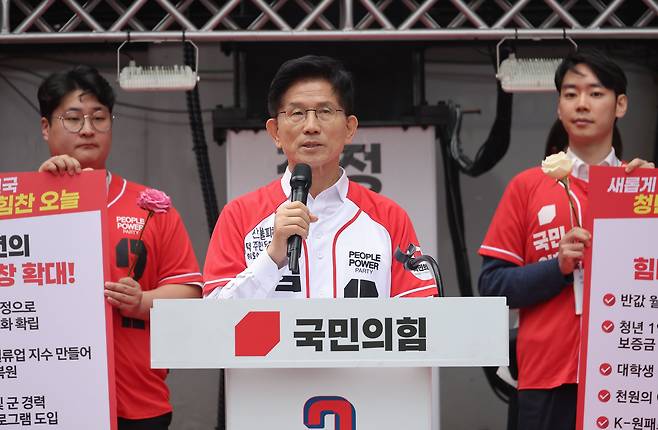 김문수 국민의힘 대통령 후보(가운데)가 19일 오전 서울 중구 청계광장 소라탑 앞에서 '청년이 바라는 대한민국' 정책 공약 발표를 하고 있다. /뉴스1