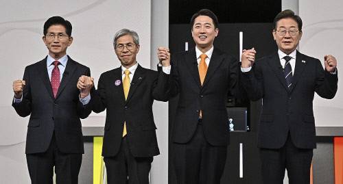 지난 18일 1차 대선후보 토론회에 참석한 더불어민주당 이재명(오른쪽부터)·개혁신당 이준석·민주노동당 권영국·국민의힘 김문수 후보. 연합뉴스