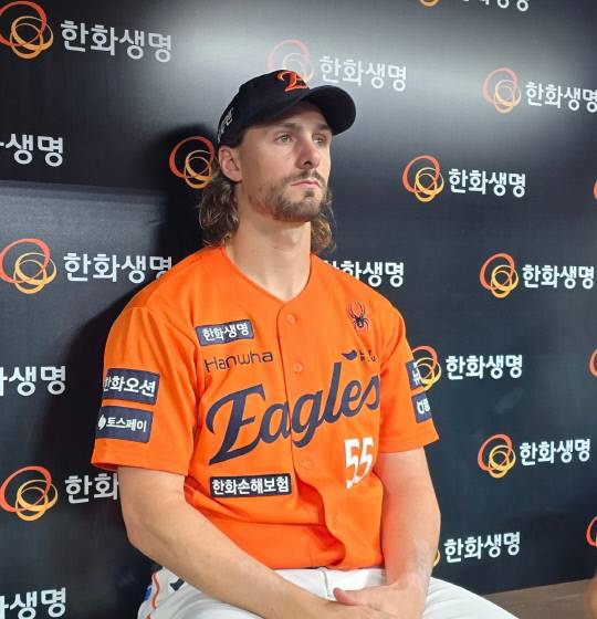 한화이글스가 23일 대전한화생명볼파크에서 열린 '2025 신한 SOL뱅크 KBO리그' 롯데자이언츠와의 1차전에서 4대 2로 승리한 가운데 이날 MVP인 라이언 와이스가 우승 소감을 말하고 있다. 이성현 기자
