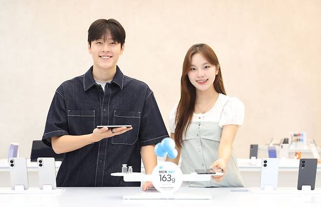 '삼성 강남'에서 '갤럭시 S25 엣지'의 163g 초경량 무게를 소개하는 모습ⓒ삼성전자