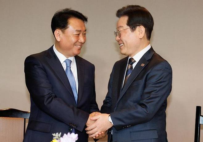 이재명 더불어민주당 대표가 지난 3월 13일 오후 서울 여의도 한 식당에서 이광재 전 국회사무총장(왼쪽)과 회동하며 악수하고 있다. ⓒ뉴시스