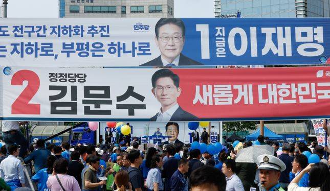 인천 부평구 부평역 북광장에서 걸린 이재명 더불어민주당 대선후보와 김문수 국민의힘 대선 후보 현수막 ⓒ뉴시스