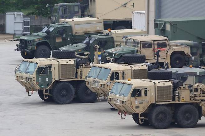 미국 언론이 미 정부가 주한미군 감축을 검토하고 있다고 보도한 23일 오전 경기도 동두천시의 주한미군 기지에서 미군 차량이 대기하고 있다. ⓒ연합뉴스