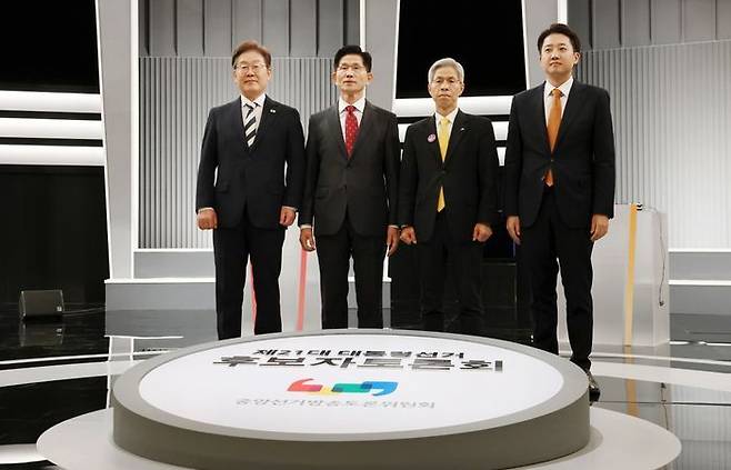 23일 서울 영등포구 KBS본관 스튜디오에서 열린 중앙선거방송토론위원회 주관 제21대 대통령선거 2차 후보자토론회 시작에 앞서 각 정당 대선 후보들이 기념촬영을 하고 있다. (왼쪽부터) 이재명 더불어민주당, 김문수 국민의힘, 이준석 개혁신당, 권영국 민주노동당 대선 후보. ⓒ국회사진기자단