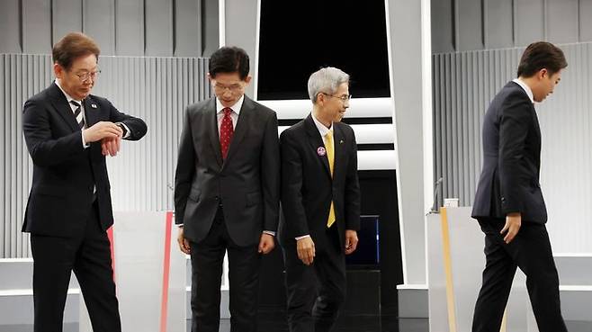 23일 서울 영등포구 KBS본관 스튜디오에서 열린 중앙선거방송토론위원회 주관 21대 대선 2차 후보 토론에서 각 정당 대선 후보들이 기념촬영을 한 뒤 자리로 향하고 있다. (왼쪽부터) 이재명 더불어민주당, 김문수 국민의힘, 이준석 개혁신당, 권영국 민주노동당 대선 후보. ⓒ국회사진기자단