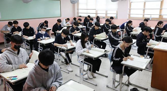고등학교 3학년 학생들이 2025년 5월 전국연합학력평가를 치르고 있다. /뉴스1 ⓒ News1