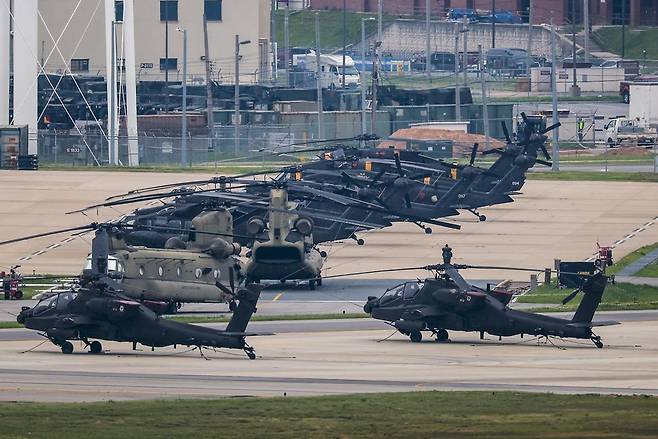 23일 경기 평택시 캠프 험프리스에 주한미군 아파치 헬기와 시누크 헬기가 세워져 있다. 2025.05.23 평택=뉴시스