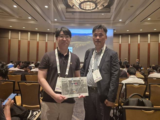 김원준 한국전자통신연구원(ETRI) 대경권연구본부 석사후연구원(왼쪽)과 변우진 본부장이 ICRA 2025 필드 로보틱스 워크샵 챌린지에서 2위를 수상했다. ETRI 제공.