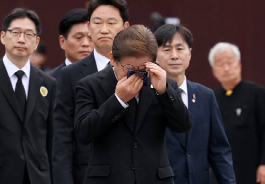 이재명 더불어민주당 대선 후보가 23일 경남 김해시 진영읍 봉하마을을 방문해 고(故) 노무현 전 대통령 묘역 참배 및 헌화를 마친 뒤 눈물을 훔치고 있다. [연합뉴스]