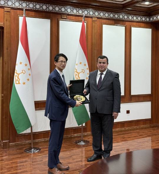 백승보(왼쪽) 조달청 차장이 지난 21일(현지시간) 타지키스탄 두샨베 시청에서 아드라흐몬조다 아드라흐몬 두샨베 부시장을 만나 스마트 교통사업에 대한 협력 방안을 논의하고 기념촬영을 하고 있다. 조달청 제공