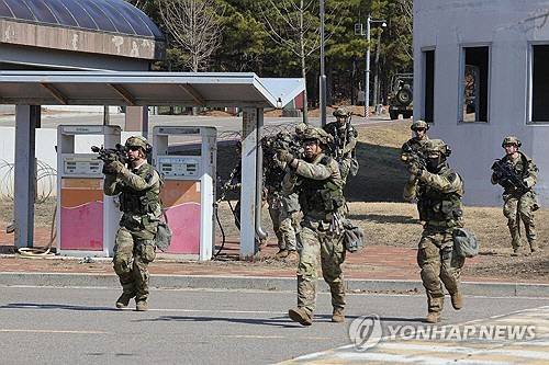 지난 3월19일 경기도 파주시에서 실시된 한미연합연습 '자유의 방패'(FS·Freedom Shield) 도시지역작전 훈련에서 주한미군 장병이 목표물을 향해 돌격하고 있다. [연합뉴스]