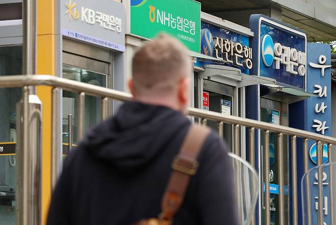 (서울=연합뉴스) 김도훈 기자 = 주요 시중은행들의 예대금리차(대출-예금 금리)가 역대급으로 커지고 있다. 5일 은행연합회 소비자 포털에 공시된 '예대금리차 비교' 통계에 따르면 올해 3월 5대 은행(KB국민·신한·하나·우리·NH농협)의 가계대출 예대금리차는 1.38∼1.55%포인트(p)로 나타났다.  신한은행(1.51%p)과 하나은행(1.43%p)의 3월 예대금리차는 2022년 7월 공시집계 이후 가장 컸으며 KB국민은행(1.49%p)는 2023년 1월 이후, 우리은행(1.38%p)은 2023년 2월 이후 가장 큰 폭을 기록했다.  사진은 5일 서울 시내의 ATM 모습. 2025.5.5     superdoo82@yna.co.kr