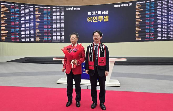 (왼쪽부터)박태교 인투셀 대표, 정희권 특구재단 이사장이 23일 서울 영등포구 한국거래소에서 열린 인투셀 코스닥시장 상장기념식에서 기념촬영 했다. (특구재단 제공)