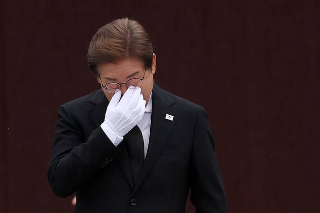 더불어민주당 이재명 대선 후보가 23일 경남 김해시 진영읍 봉하마을을 방문해 노무현 전 대통령 묘역 참배 및 헌화를 마친 뒤 눈물을 훔치고 있다. 연합뉴스