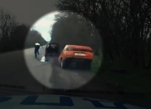 개조 차량이 경찰을 따돌리는 장면 / 엑스 @AteoBreaking 영상 캡처