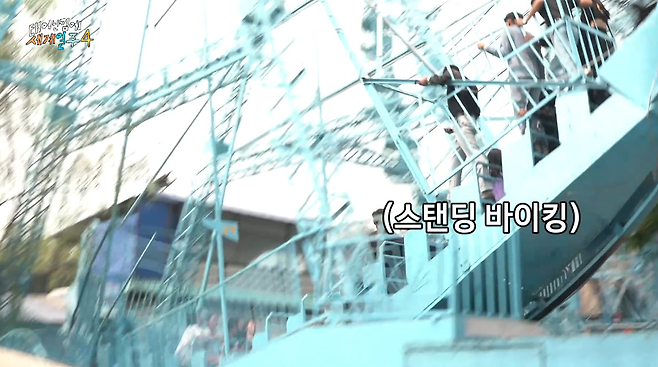 안전벨트 없이 악력으로 버텨야 한다는 네팔의 놀이공원