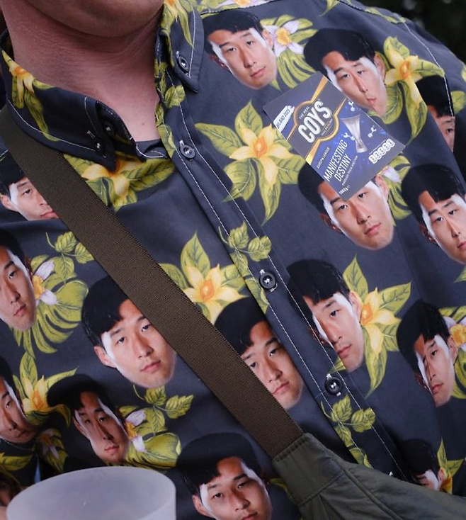 image.png 손흥민 얼굴로 티셔츠 제작해서 입고 다니는 현지팬.jpgㅋㅋㅋㅋㅋㅋㅋㅋㅋㅋㅋㅋㅋㅋㅋㅋㅋㅋㅋㅋㅋ