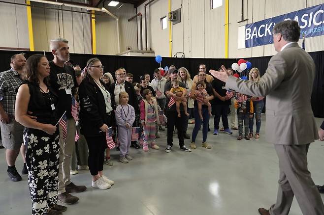 지난 12일 크리스토퍼 랜도(오른쪽) 미국 국무부 차관이 12일(현지시간) 버지니아주 덜레스에 있는 덜레스 국제공항에 도착한 남아프리카공화국계 백인인 아프리카너 난민들을 맞이하고 있다. AP뉴시스