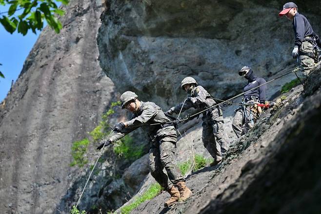 육군은 23일 교육사령부 예하 각 병과학교에서 '신임장교 지휘참모과정' 교육훈련에 참가한 장병들의 모습을 공개했다. 사진은 육군보병학교 신임장교들이 유격훈련 중 산악장애물 극복을 위한 전면하강 훈련을 하는 모습. 육군 제공