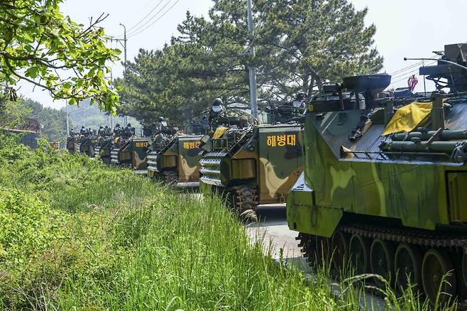 서북도서방위사령부는 지난 21일부터 23일까지 백령도와 연평도 등 서북도서 일대에서 서북도서의 군사대비태세를 유지하고, 합동작전 수행능력을 향상하기 위해 2025년 전반기 합동도서방어훈련을 실시했다.사진은 22일 해병대 2사단 KAAV가 합동도서방어훈련 간 백령도 지역에 해상 증원을 위한 상륙 이후 기동하고 있다. 해병대사령부 제공