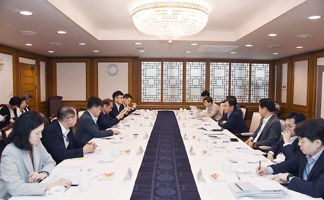 김범석 기획재정부 장관 직무대행 1차관이 23일 서울 종로구 정부서울청사에서 열린 '제16차 부동산 시장 및 공급상황 점검 전담반 회의'를 주재하고 있다. 연합뉴스