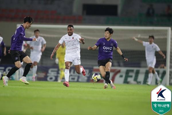주닝요(왼쪽, 포항스틸러스), 채현우(FC안양). 한국프로축구연맹 제공
