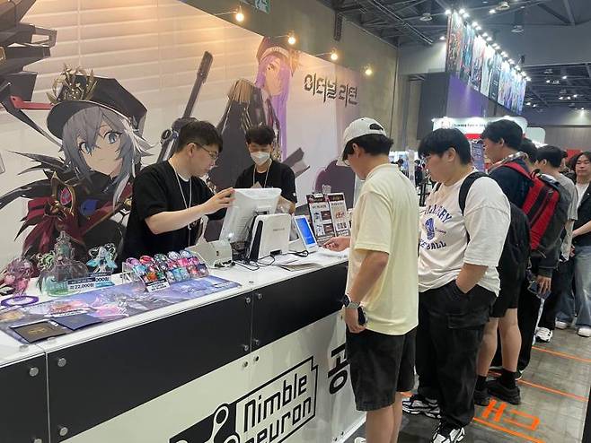 굿즈 구입으로 많은 인파가 몰렸다