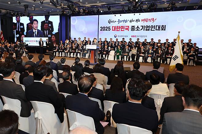 이주호 대통령 권한대행 부총리 겸 교육부 장관이 서울 영등포구 중소기업중앙회에서 열린 2025 대한민국 중소기업인대회에서 축사를 하고 있다. 2025.5.23 (ⓒ뉴스1, 무단 전재-재배포 금지)