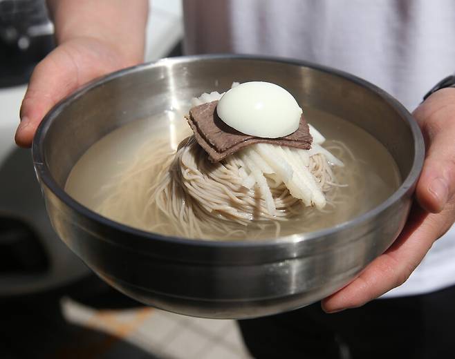 평양냉면 국물을 제대로 내는 건 쉽지 않다. 박미향 기자