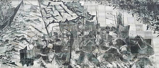 이순신 바다공원 광장 벽면의 타일 벽화. 이순신 장군이 전사하는 장면을 담고 있다.