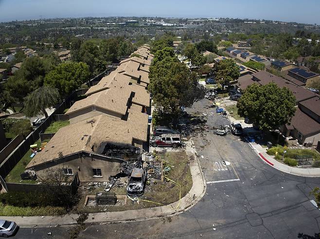 22일(현지시각) 미 샌디에이고 주택단지에서 발생한 소형비행기 추락사고로 비행기 잔해 등이 사고 현장에 흩어져 있다. 샌디에이고/AP 연합뉴스