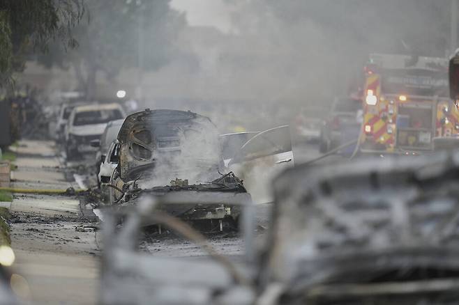 22일(현지시각) 미 샌디에이고 소형비행기 추락사고 현장에 불에 타 파손된 차량들이 줄지어 서 있다. 샌디에이고/AP 연합뉴스