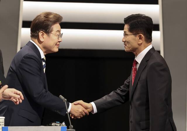 23일 서울 영등포구 여의도 한국방송에서 열린 중앙선거방송토론위원회 주관 2차 대선 후보 토론회에 앞서 이재명 더불어민주당 후보(왼쪽)와 김문수 국민의힘 후보가 인사를 나누고 있다. 국회사진기자단