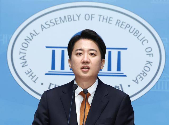 이준석 개혁신당 대선 후보가 22일 국회 소통관에서 단일화 관련 긴급 기자회견을 하고 있다. 뉴스1