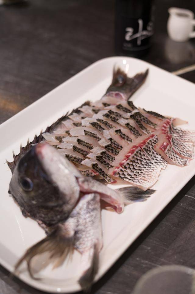 통영 바다에서 잡힌 자연산 감성돔으로 뜬 회.