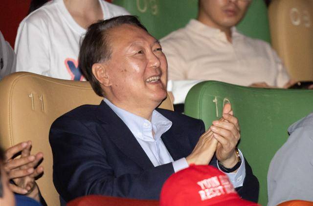 윤석열 전 대통령이 21일 서울 중구 메가박스 동대문점에서 다큐멘터리 영화 '부정선거, 신의 작품인가' 관람을 마친 뒤 박수치고 있다. 뉴시스