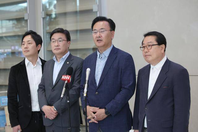 국민의힘의 김문수 대선 후보 선거대책위원회 소속 김대식(왼쪽 두 번째) 대외협력본부장과 유상범(왼쪽 세 번째) 단일화추진본부장 등으로 구성된 '특사단'이 미국 하와이에 머물고 있는 홍준표 전 대구시장과 만남을 가진 뒤 21일 오후 인천국제공항 제2터미널을 통해 귀국하며 취재진 질문에 답하고 있다. 뉴시스