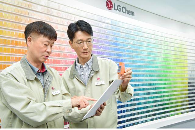 LG화학 엔지니어링 소재사업부의 컬러 개발팀의 이돈익(오른쪽) 팀장과 이재덕 계장이 14일 전북 익산시 LG화학 공장에서 대화를 나누고 있다. LG화학 제공