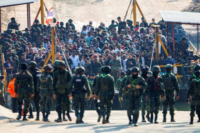 미얀마 중국계 사기센터에서 구출된 외국인들이 2월 12일 태국 탁주 폽프라구로 옮겨져 태국군에 호송되고 있다. 폽프라=로이터 연합뉴스