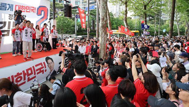 김문수 국민의힘 대선 후보가 20일 서울 송파구에서 열린 ‘송파를 새롭게’ 유세에 참석해 유권자들에게 지지를 호소하고 있다. 하상윤 기자