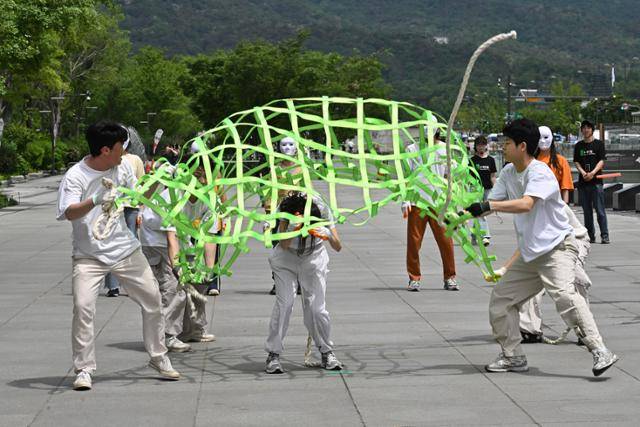 동물로 분장한 시민들이 인간이 쳐놓은 그물에 걸리며 최고조에 달한 인간과 동물의 갈등을 몸짓으로 표현하고 있다. 정다빈 기자 answer@hankookilbo.com